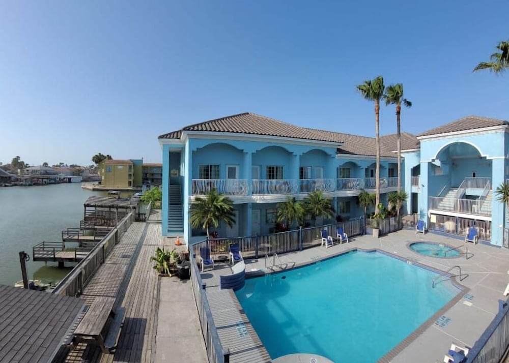 Casa Bella Hotel and Suites 22/24