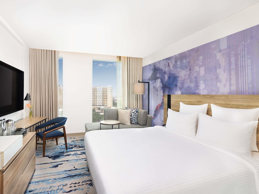 DELUXE, KING BED