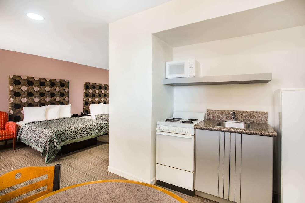 Arya Blu Inn and Suites (Ex Days Inn Ormond Beach Mainsail Oceanfront) 24/43