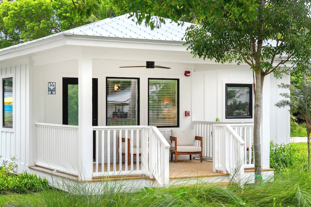 Pines Palms Resort 3/73
