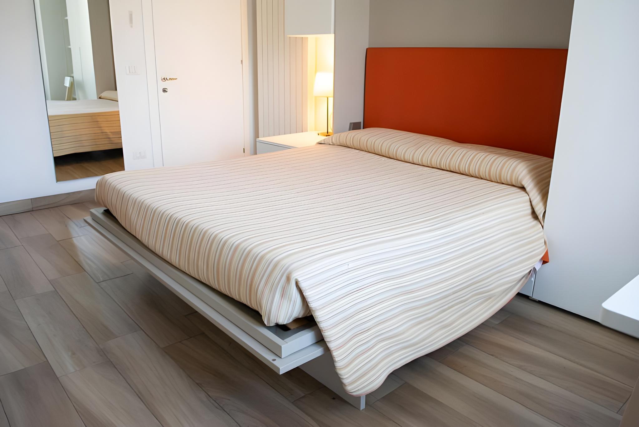 Room, No Elevator, Annex