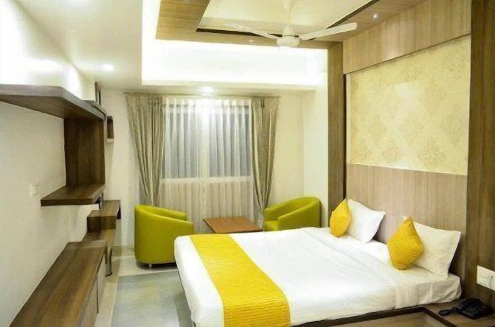 OYO Premium Mysore MG Road 11/25