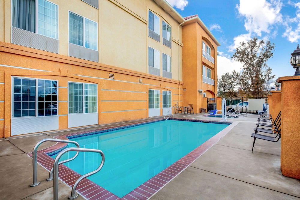 La Quinta Inn & Suites by Wyndham Fowler 10/61