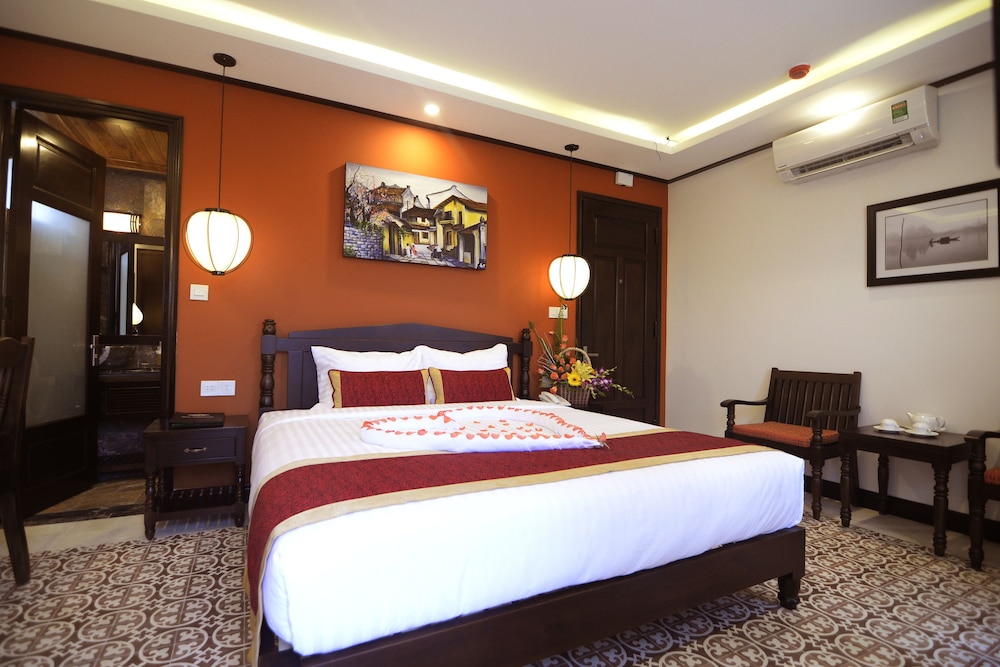 Golden Bell Backpacker Hotel and Pool Bar 35/59
