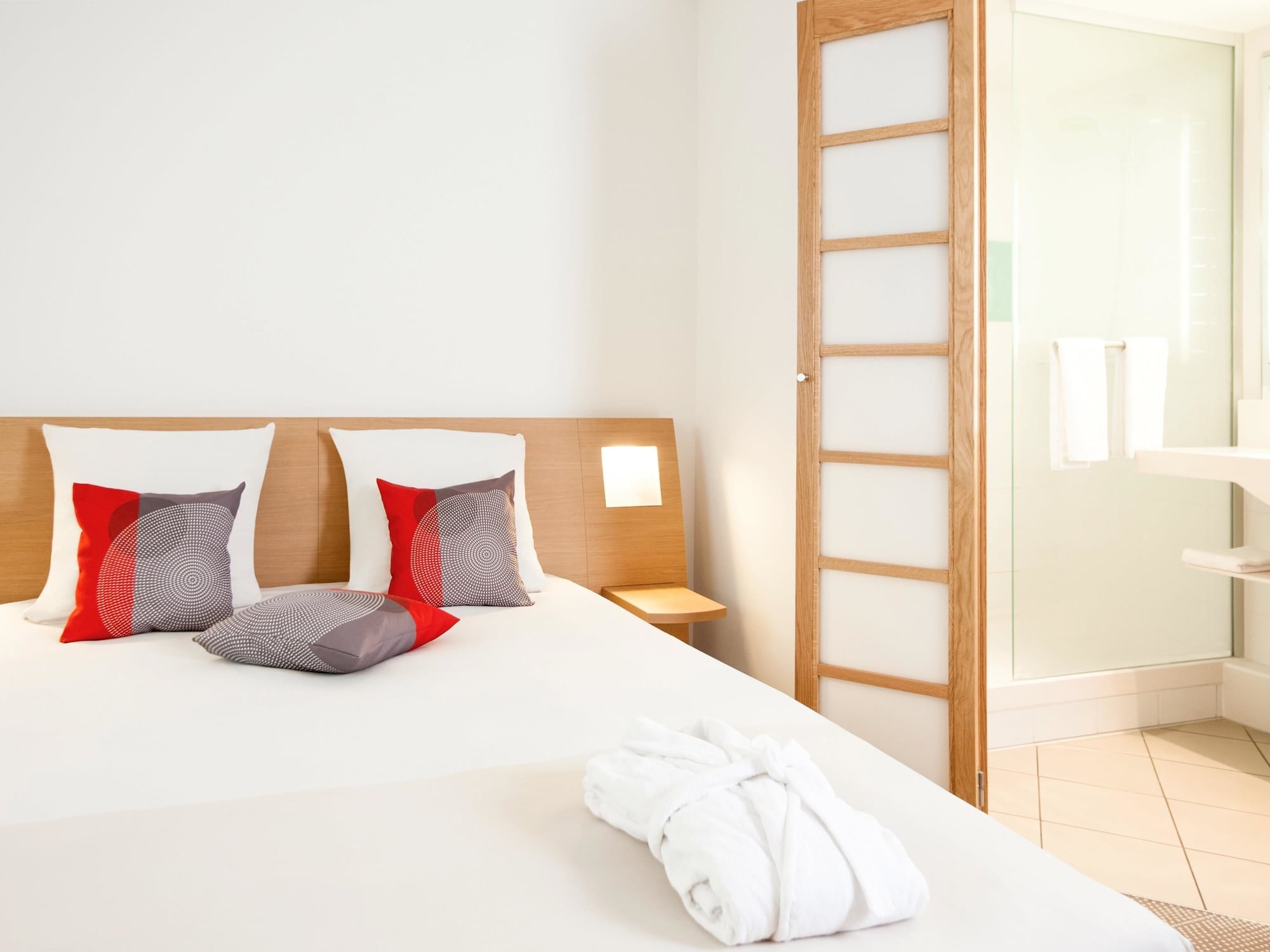 EXECUTIVE, QUEEN BED, SOFA