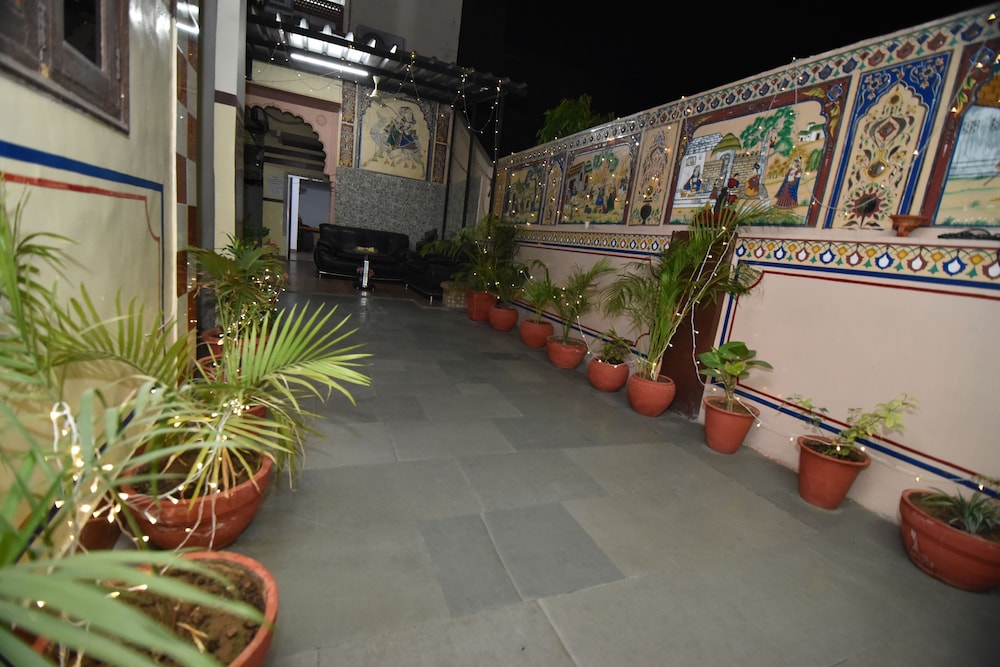 Hotel Vaishnavi 53/58