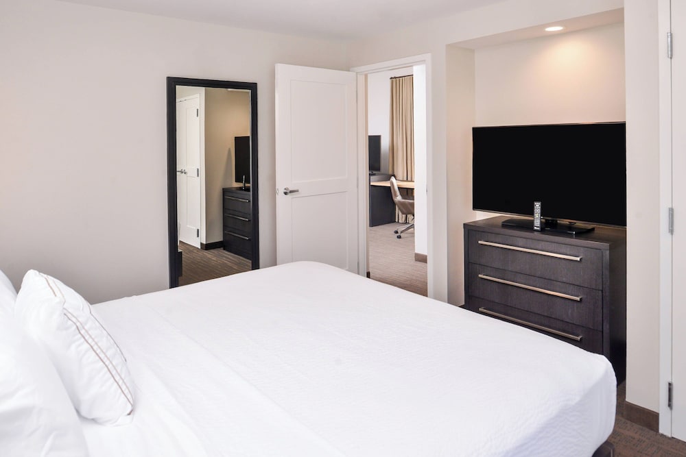 SUITE, KING BED, ACCESSIBLE