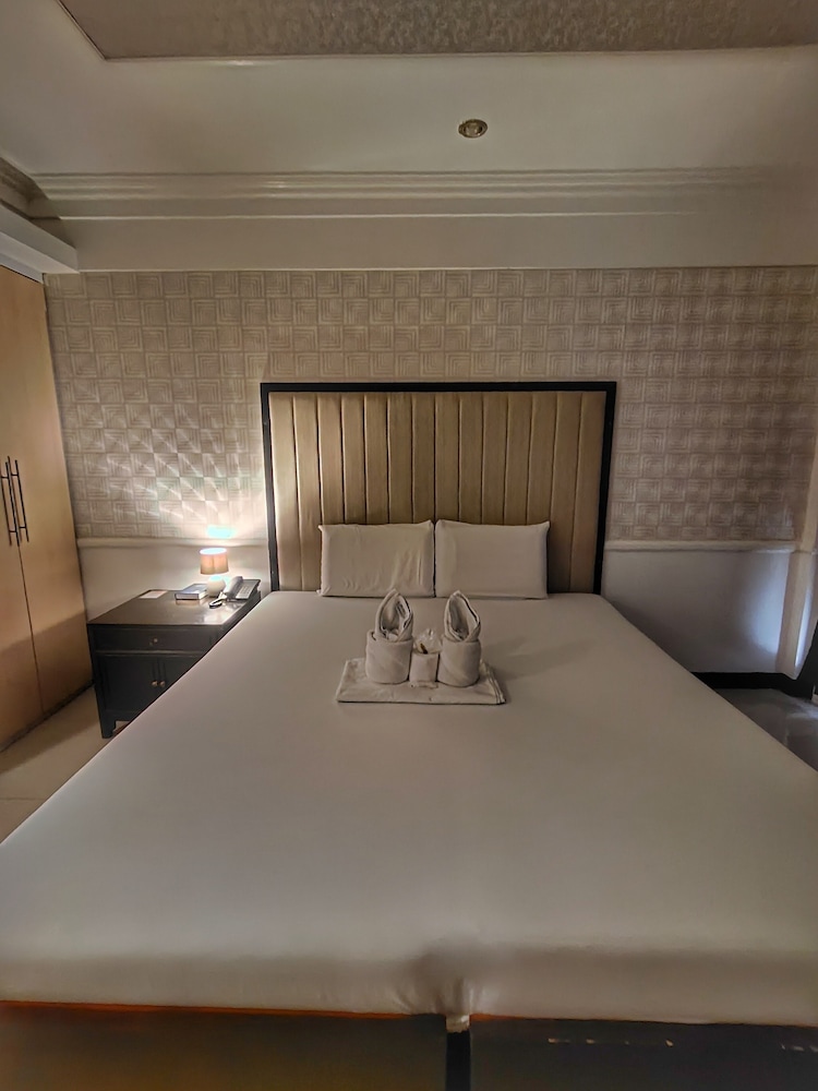 S&M Hotel 25/38