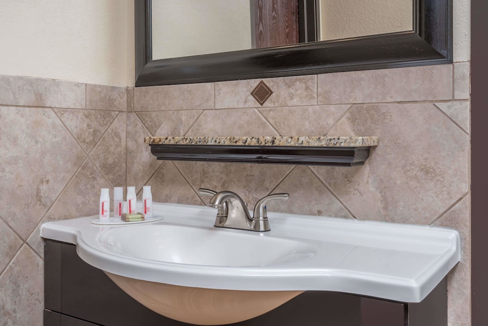 Ramada By Wyndham Minneapolis Golden Valley 39/42