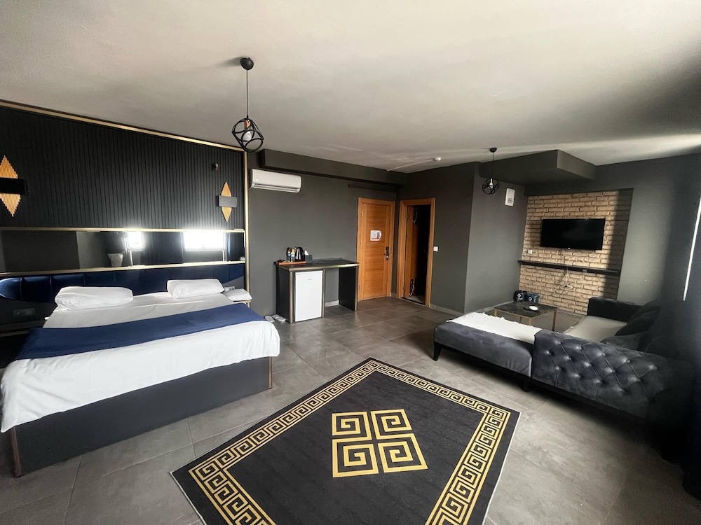 Hill Suites 2/34
