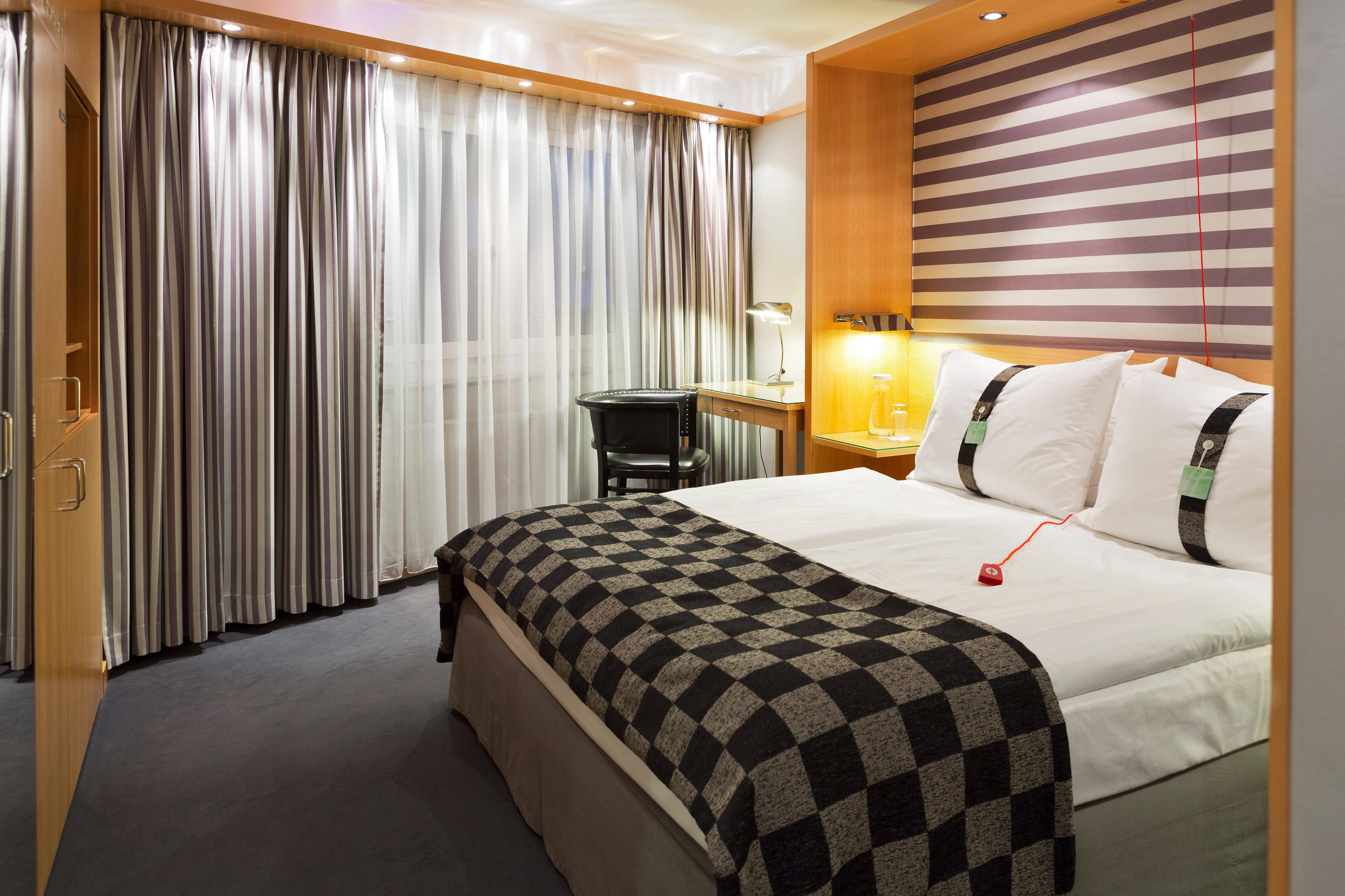 Standard, Queen Bed, Back Side