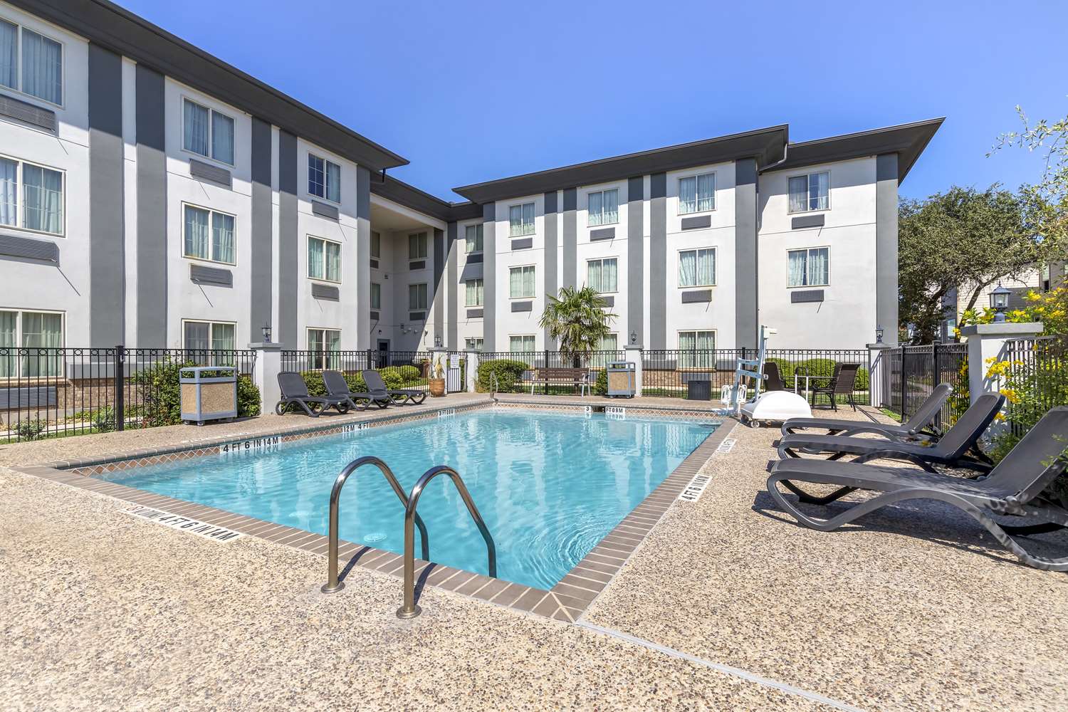 Best Western Medical Center North Inn and Suites Near Six Flags 37/37