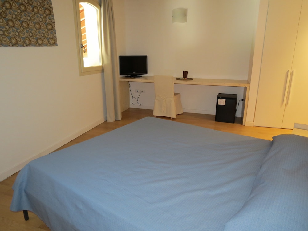 ROOM, SINGLE
