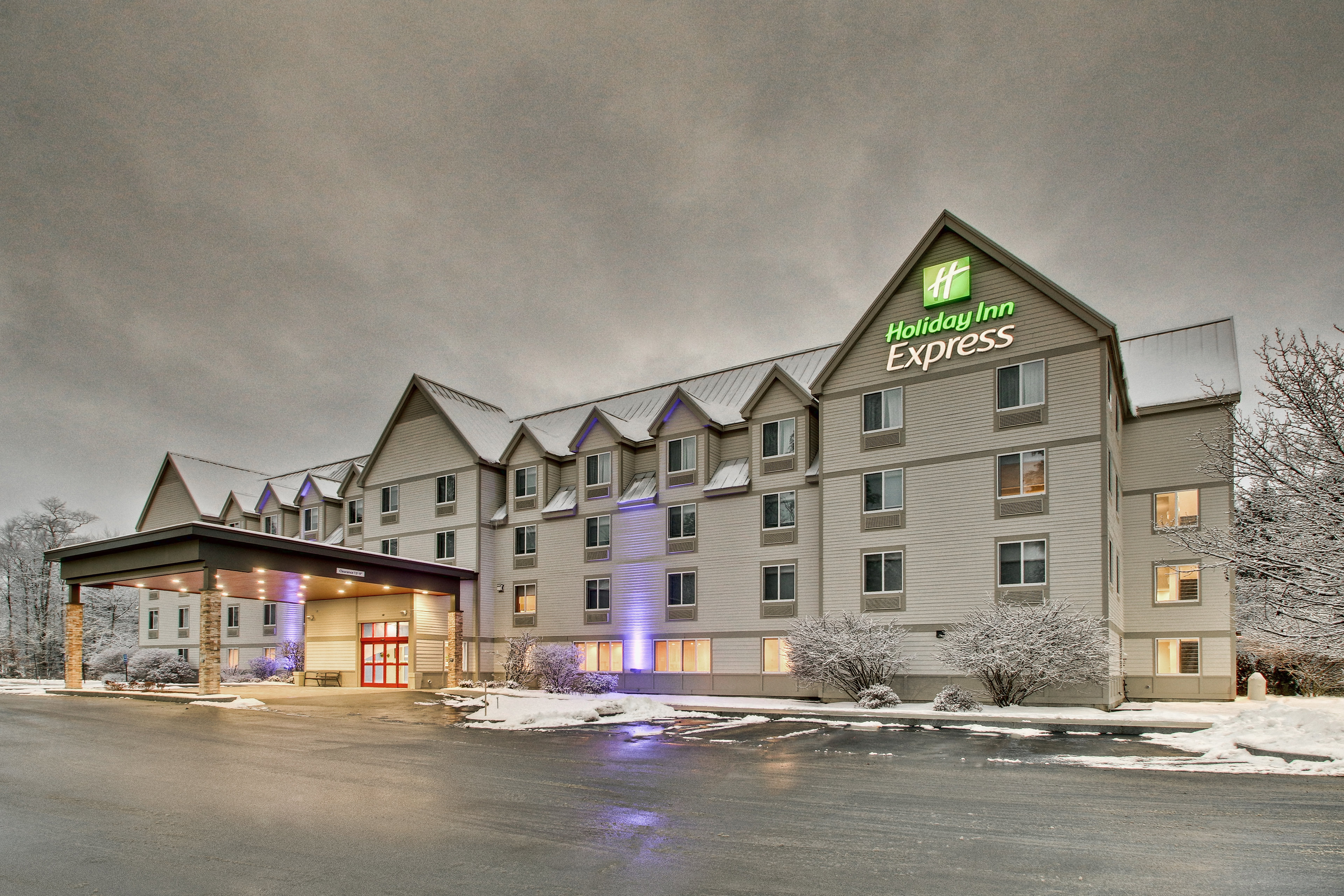 Holiday Inn Express & Suites Lincoln East - White Mountains 7/47