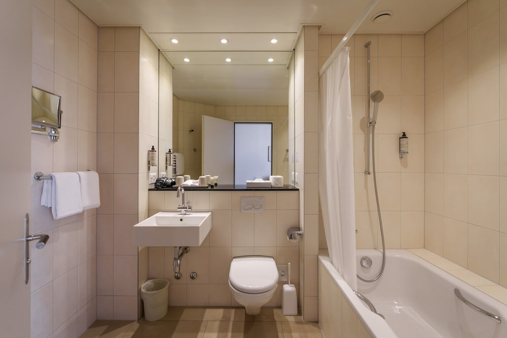 غرفة سوبيريور بسريرين منفصلين، Hotel Schweizerhof Basel 6/7