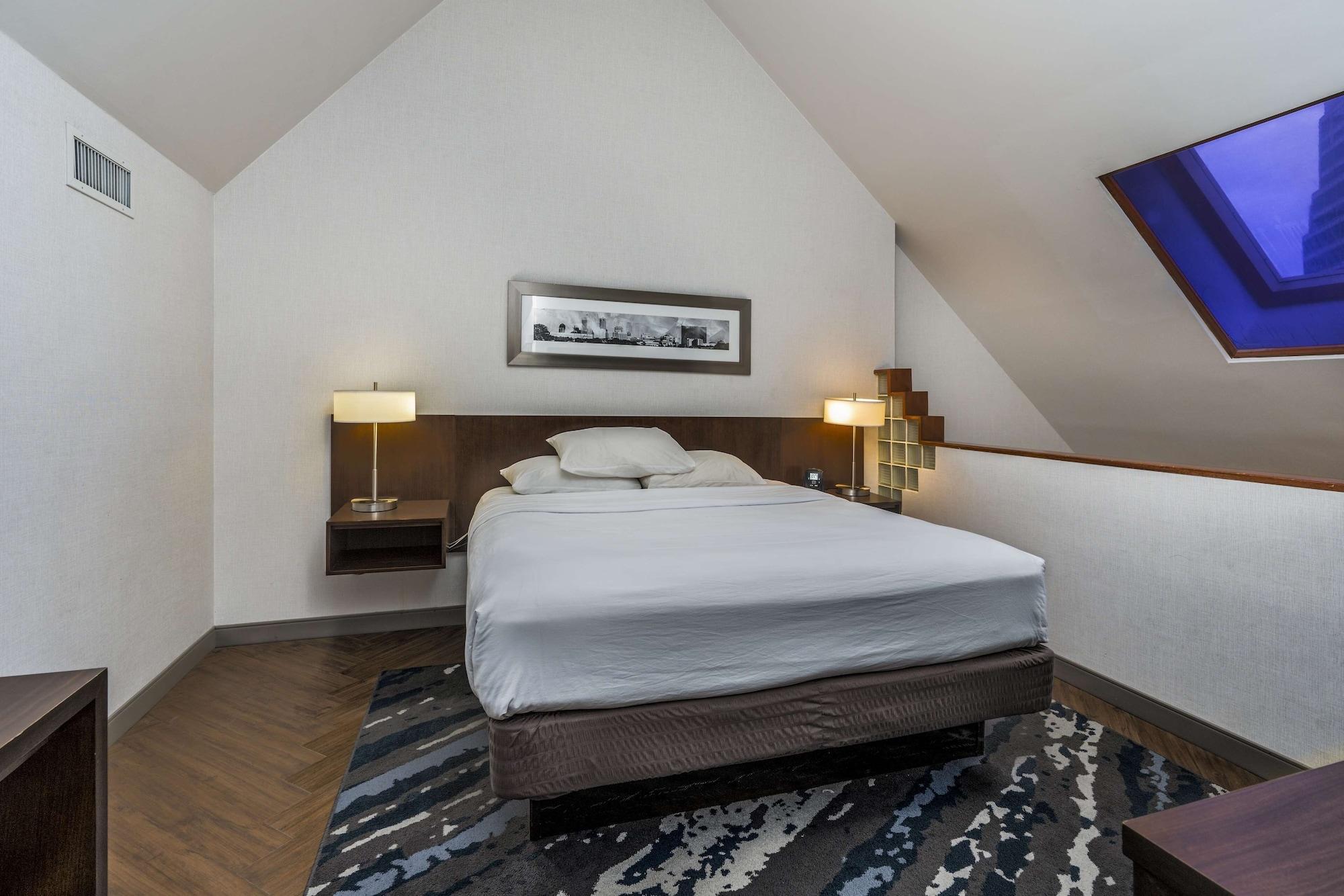 1 Bedroom, Bi Level, Suite, 2 Bathrooms