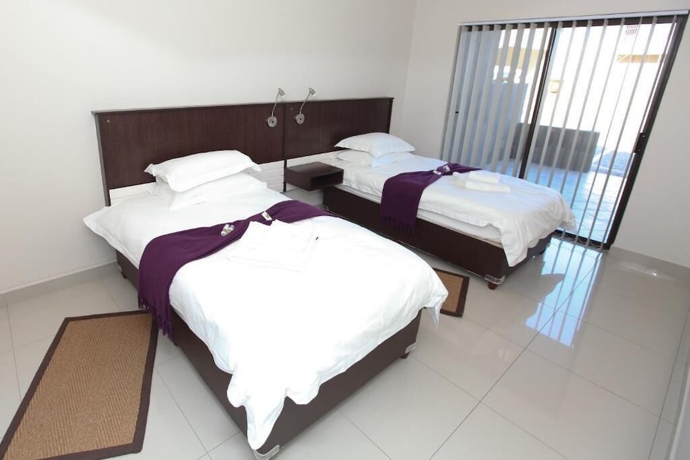 Hillside Executive Accommodation 18/59