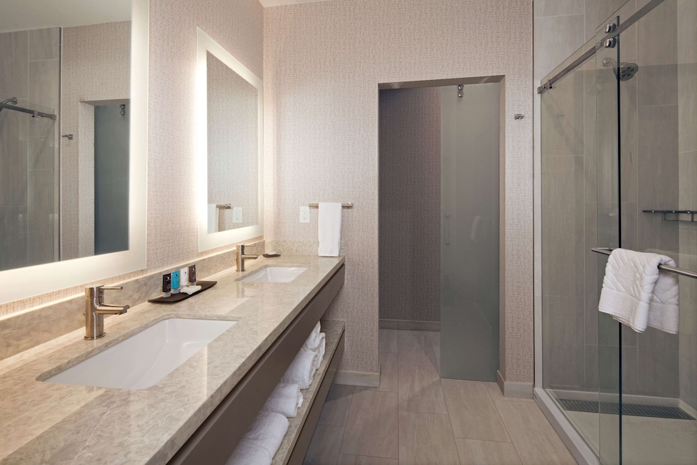 H Hotel Los Angeles, Curio Collection by Hilton 11/59