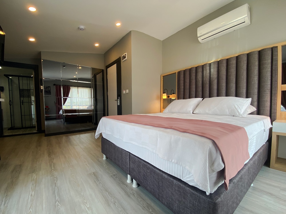 Lopera Deluxe Hotel 7/41