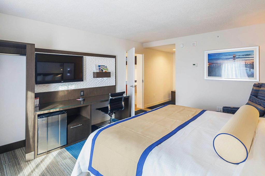 Guest Room, Queen Bed, Partial River View