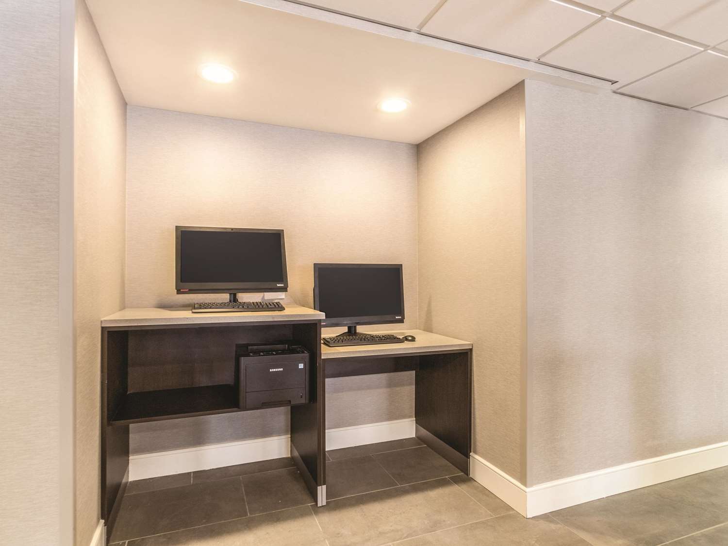 La Quinta Inn & Suites by Wyndham Cleveland - Airport North 38/44