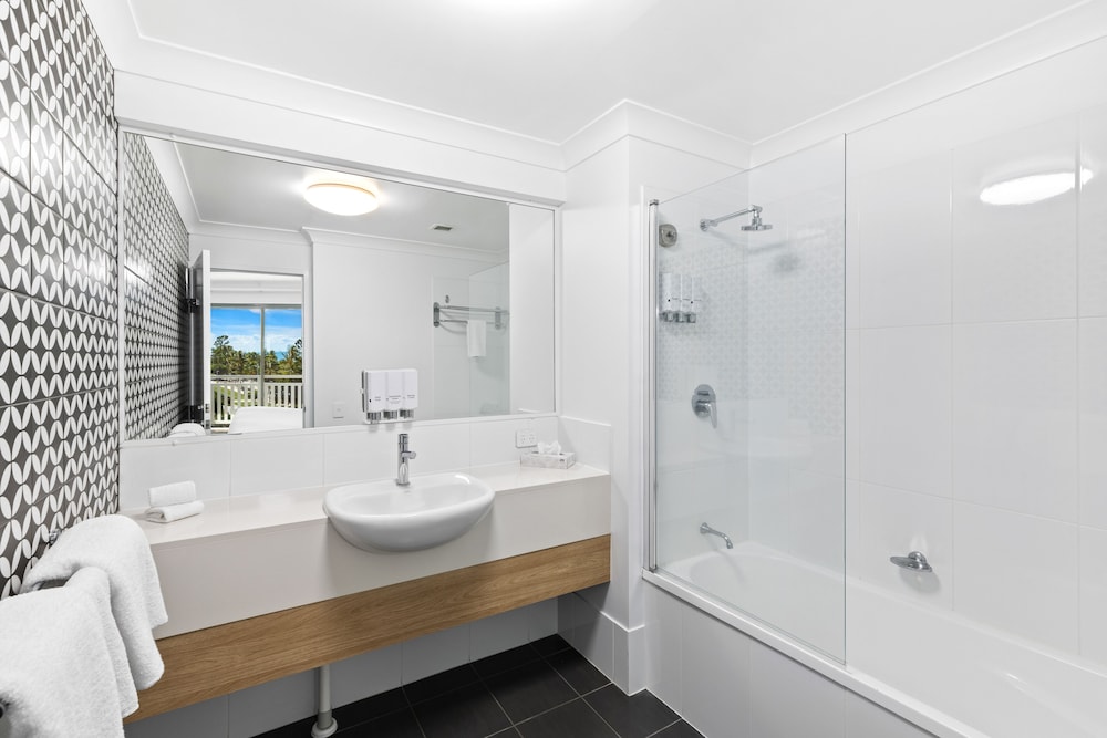 AIRLIE BEACH HOTEL 69/70