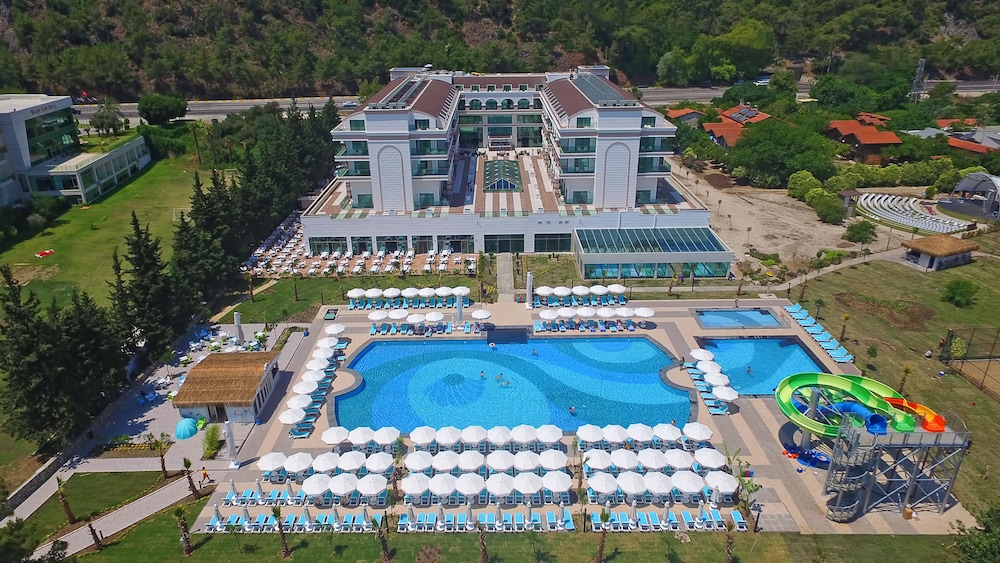 Dosinia Luxury Resort in KEMER