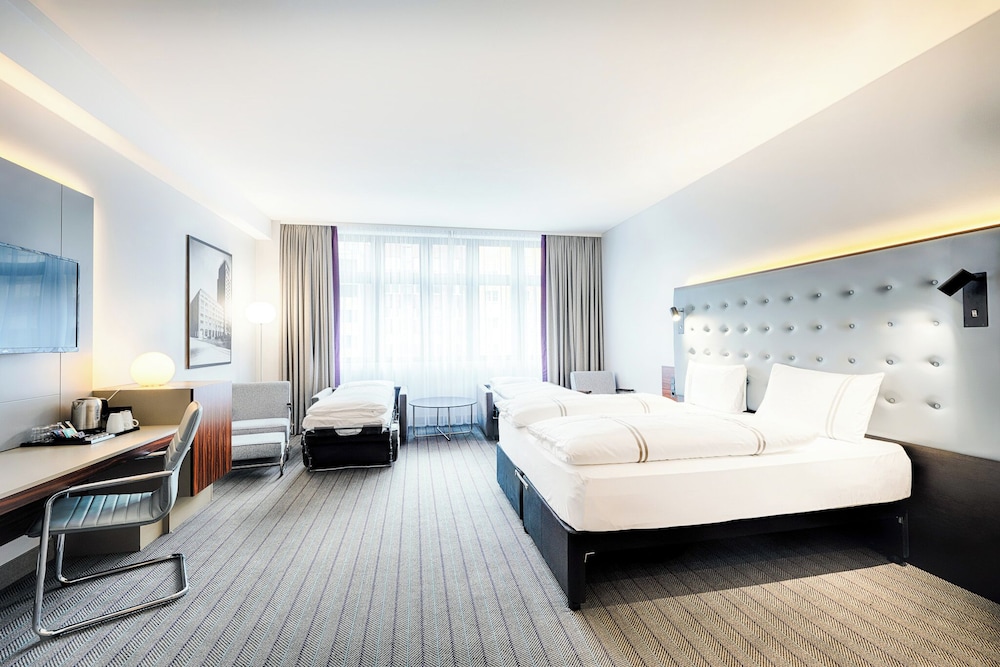 Standard, Quadruple, 2 Murphy Beds, Queen Bed، Premier Inn Cologne City Mediapark Hotel 5/8