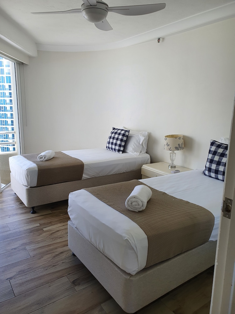 Zenith Ocean Front Apartments 11/50