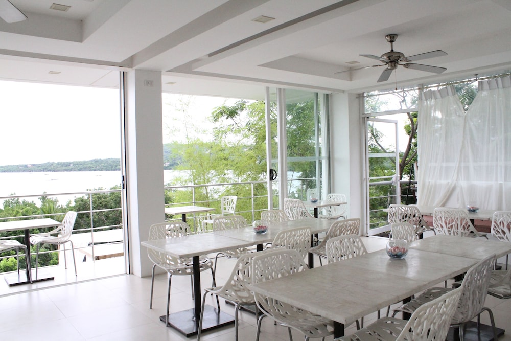 Ocean Suites Boutique Hotel 51/66