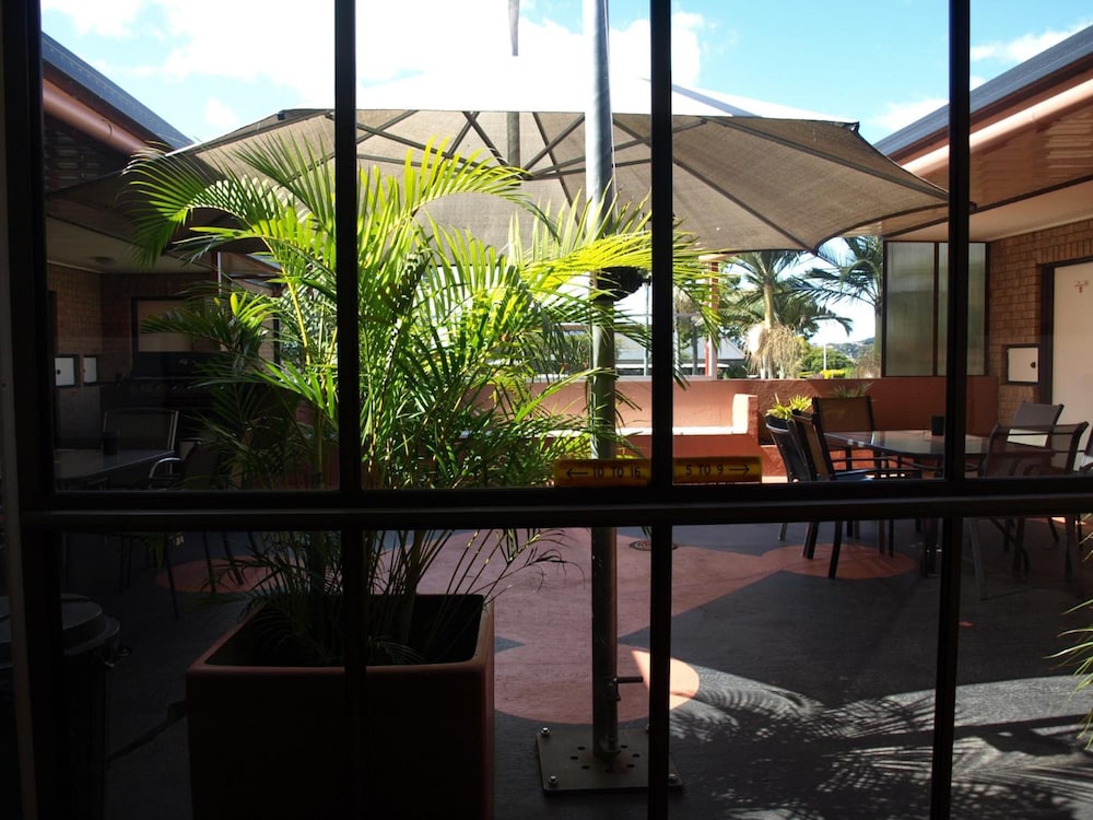 Lancaster Court Motel 33/43