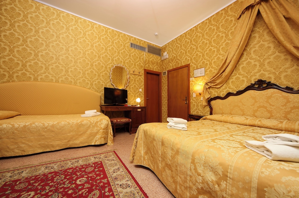 ROOM, TRIPLE