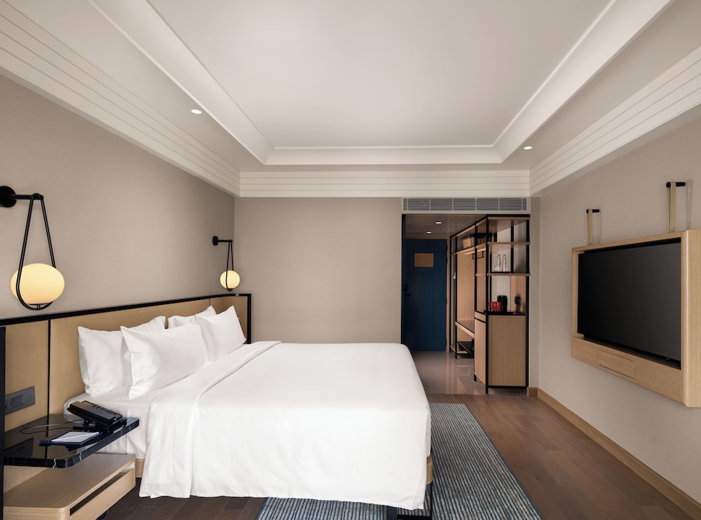 CLUB, SUPERIOR, KING BED, LOUNGE ACCESS
