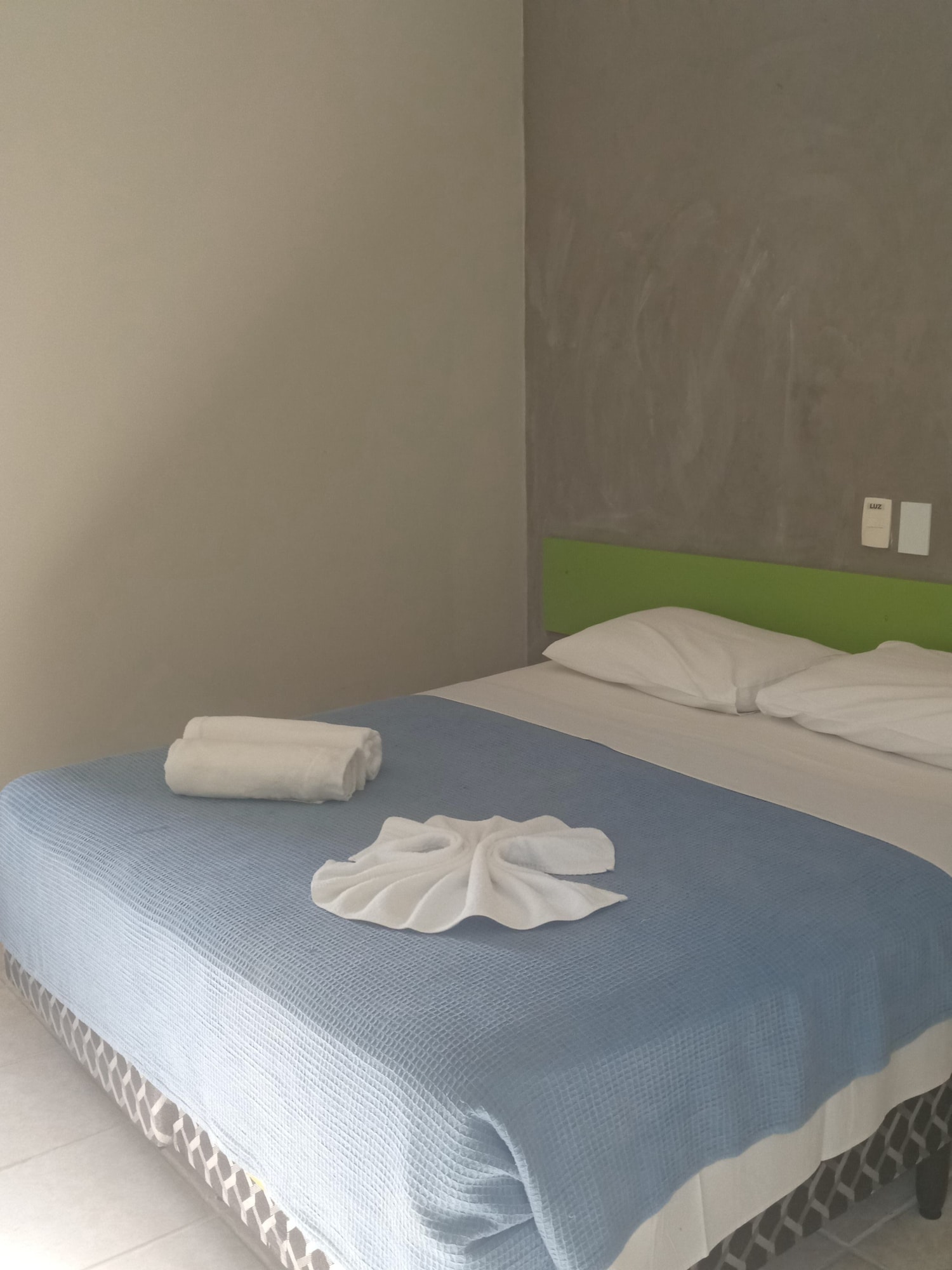 ROOM, DOUBLE OR TWIN BED