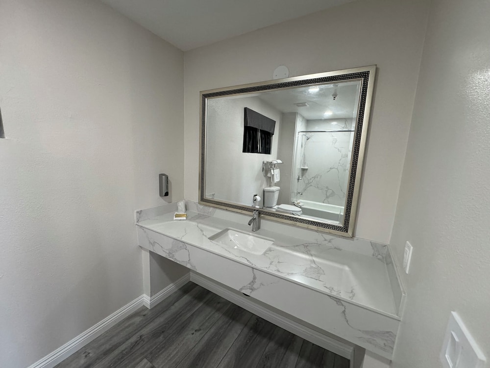 Five Star Inn West Covina 41/42