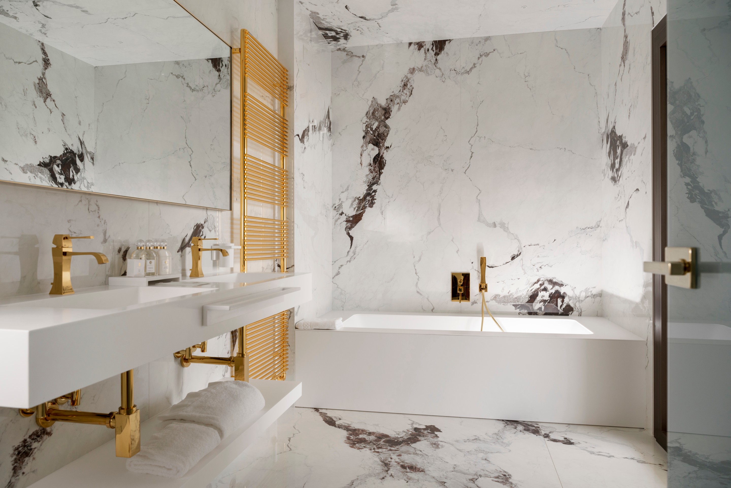 Gold, Suite, Hot Tub
