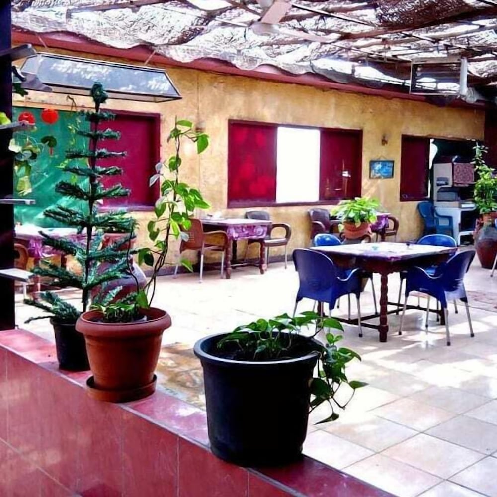 New Palace Hostel 33/38