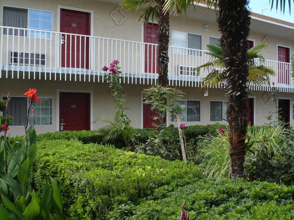 Dream Inn Fresno 41/50