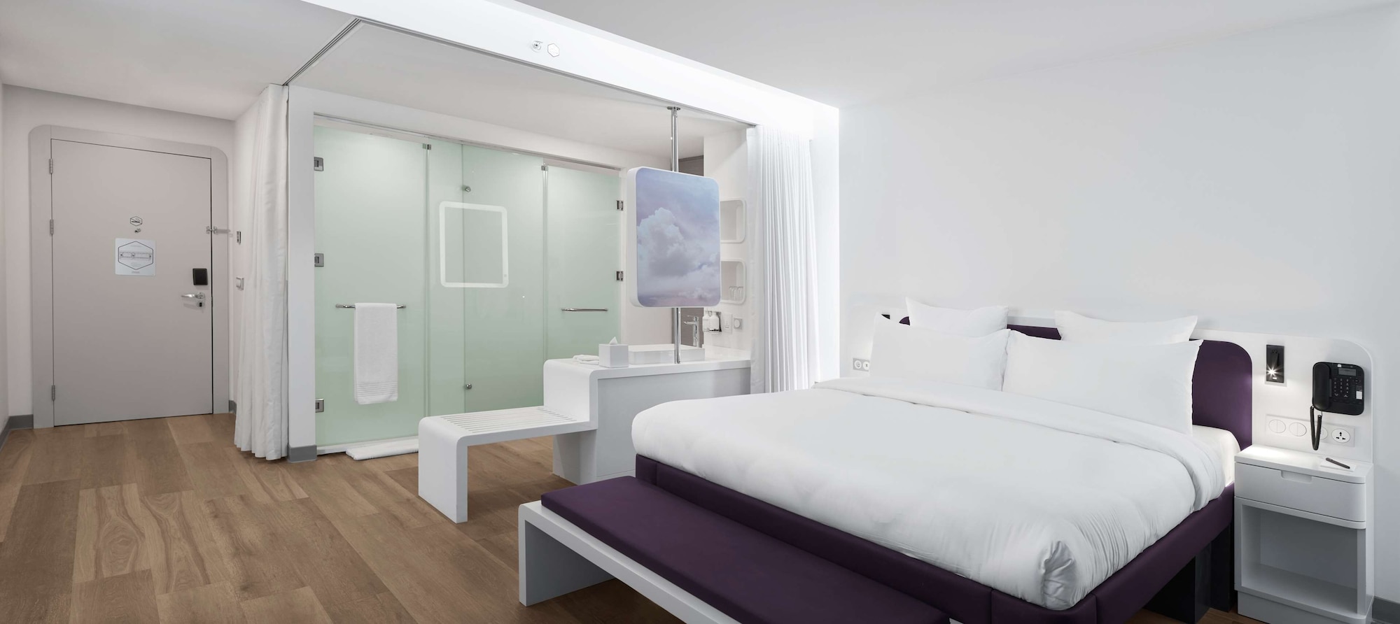 FIRST CLASS, JUNIOR SUITE, KING BED, KITCHENETTE