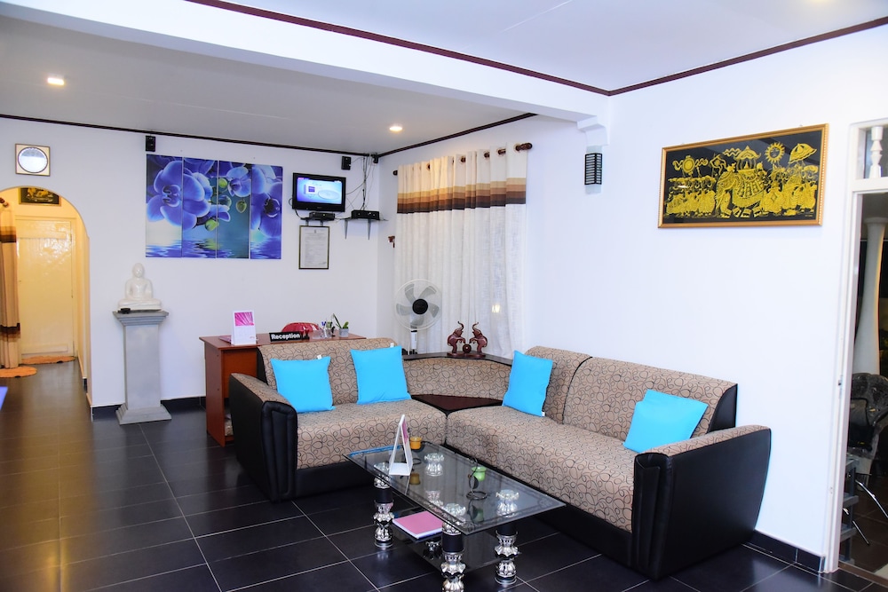 White Villa Airport Transit Hotel 25/45