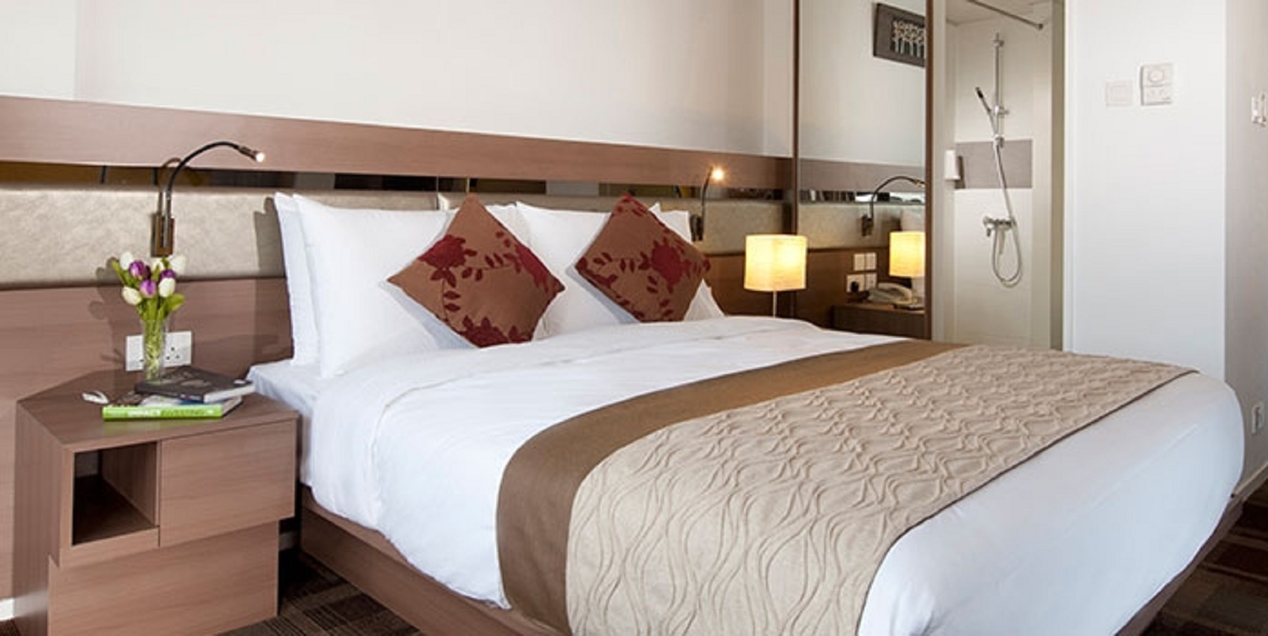 DELUXE, DOUBLE OR TWIN BED