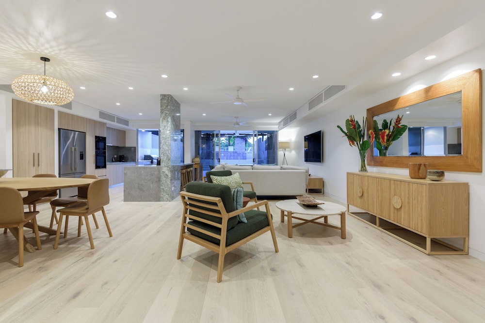 Coconut Grove Port Douglas 30/50