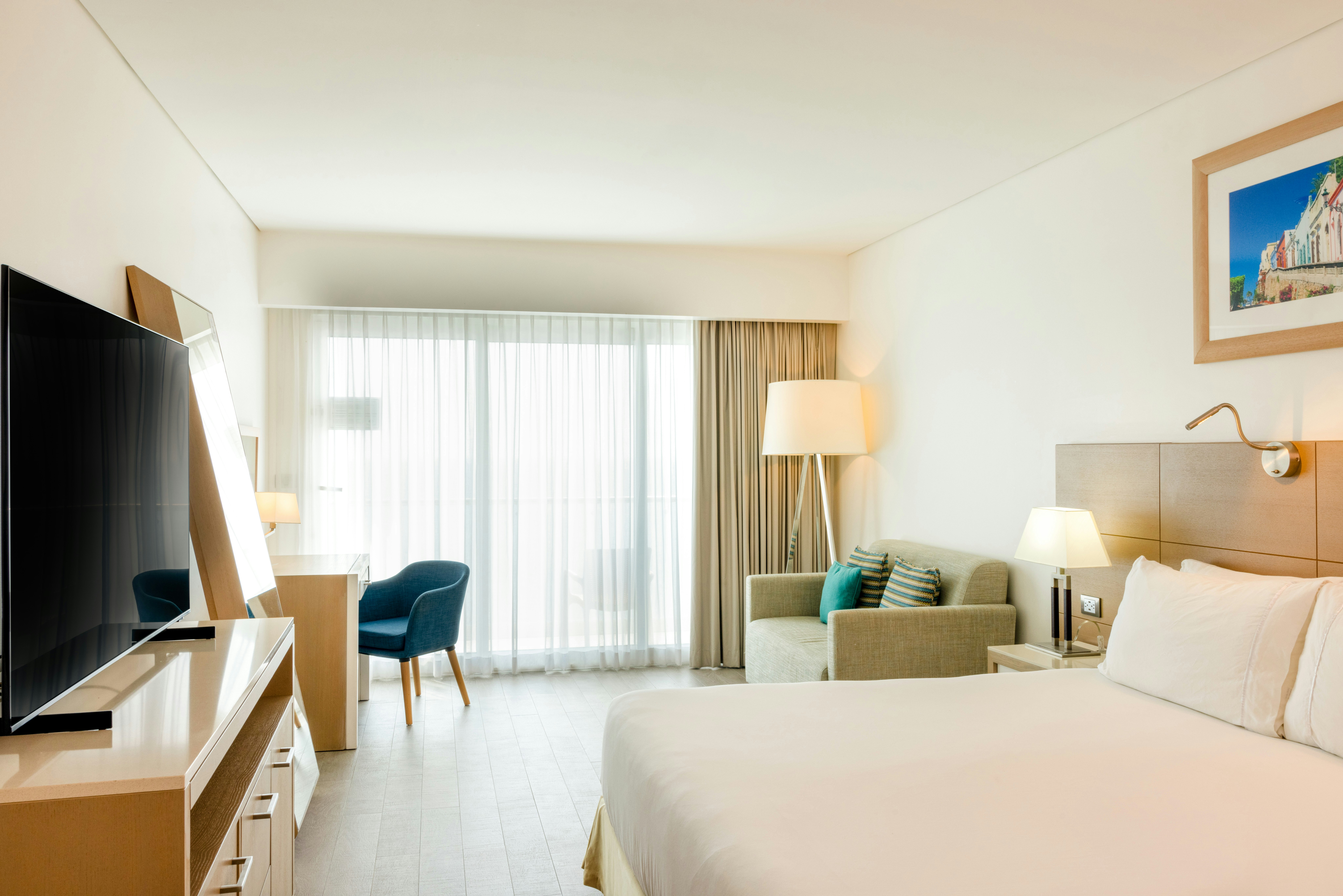 JUNIOR SUITE, QUEEN BED, CITY VIEW