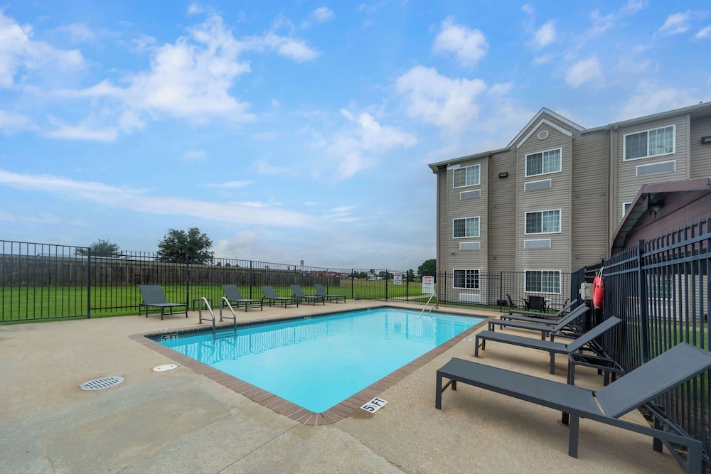Microtel Inn And Suites Breaux Bridge 12/49