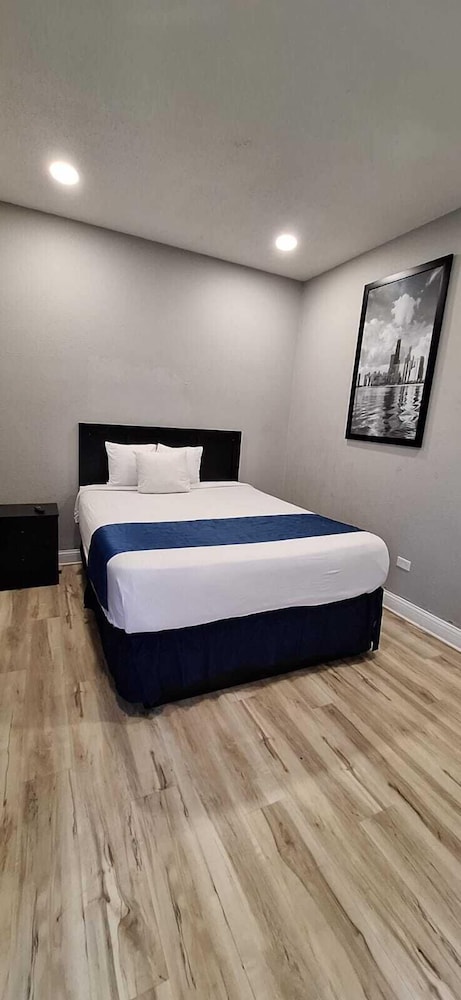 Deluxe, Single, Queen Bed