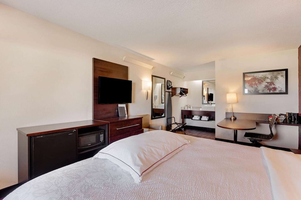 Super 8 by Wyndham Deerfield/Northbrook 6/23
