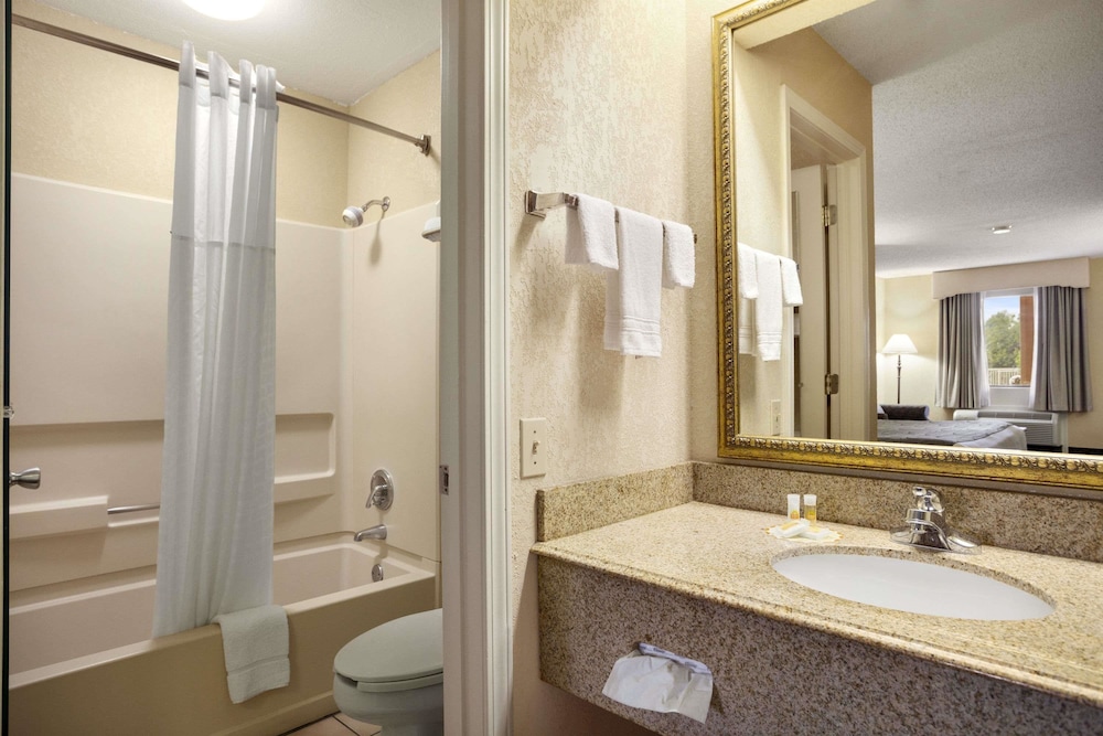 Days Inn & Suites by Wyndham Stuttgart 12/23