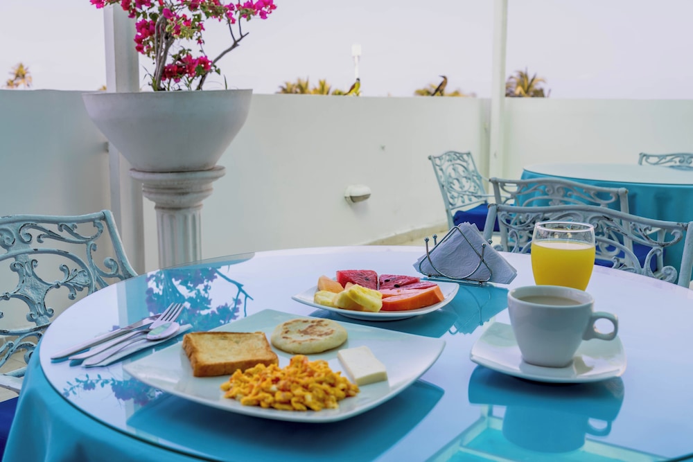 Coral Reef Hotel 48/58