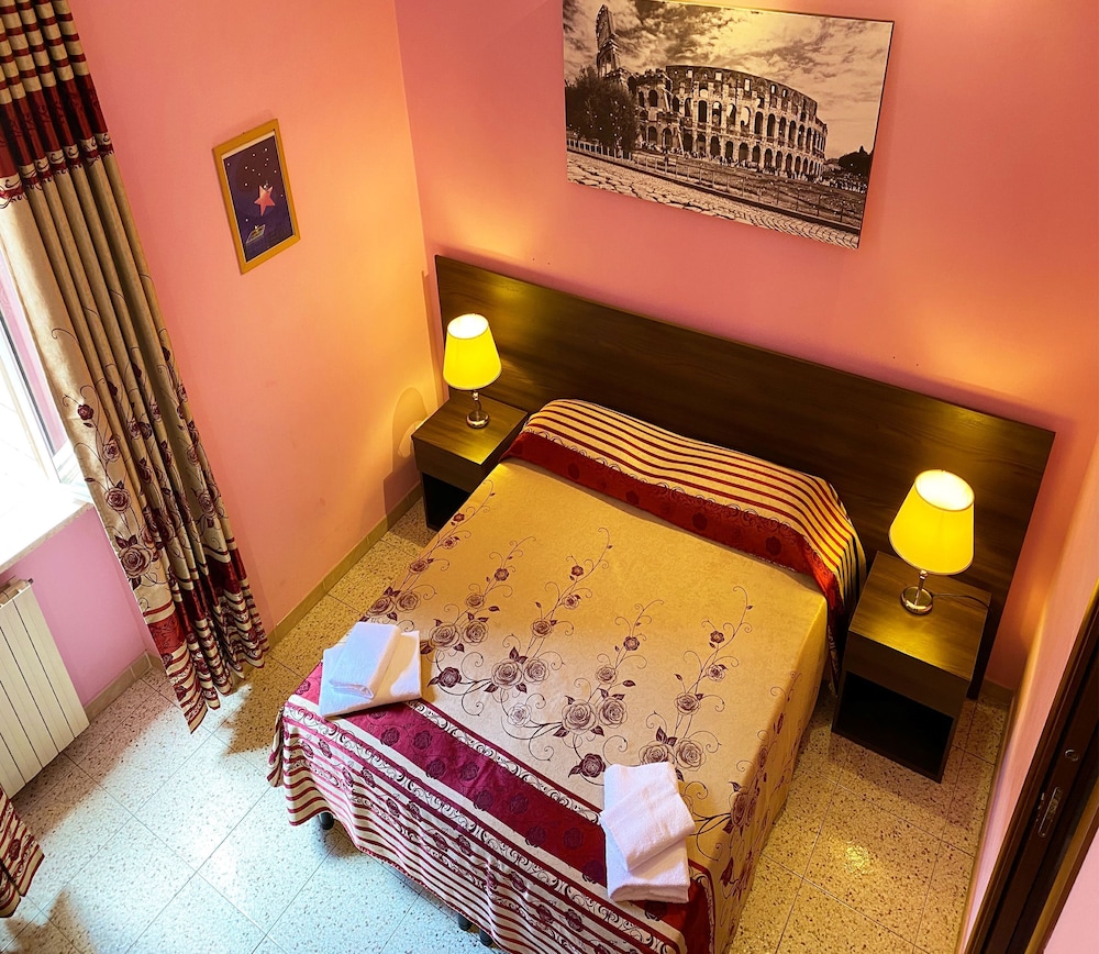 ROOM, DOUBLE OR TWIN BED