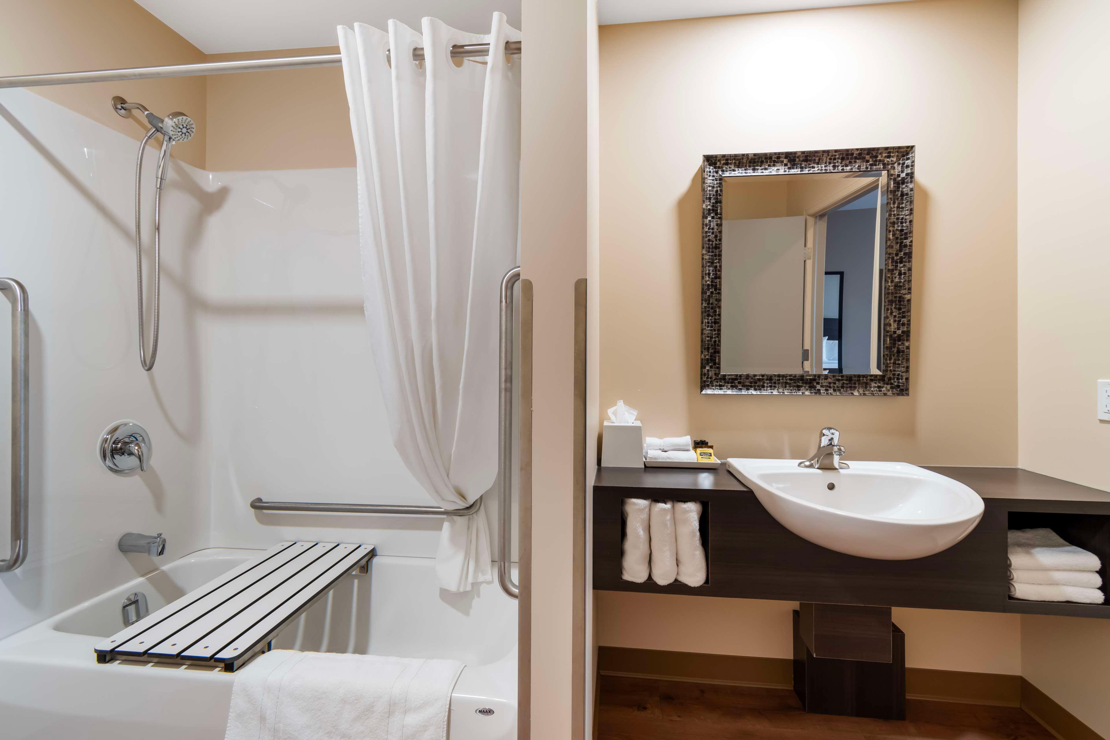 غرفة بسرير كينج لذوي الإعاقة، Villa Inn and Suites, SureStay Collection By Best Western 4/5